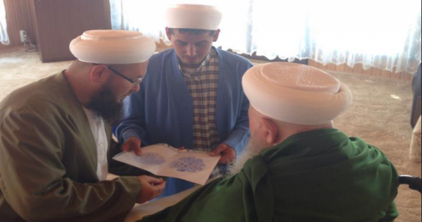Ahmed Yesevî Hazretlerinin şeyhi Arslan Baba`nın torunlarından Mümin Ubayev Efendi Hazretlerini ziyaret edip dedelerinden kalma mührü takdim ettiler.