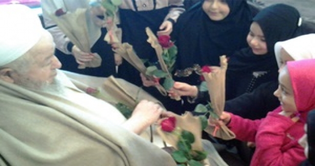 Kuran-ı Kerim`i hatmeden küçük kızlar Efendi Hazretlerimizi ziyaret edip duasını aldılar.